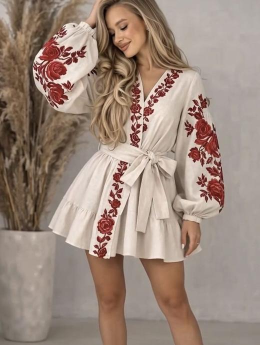 Robe courte crème à manches bouffantes brodées de roses rouges